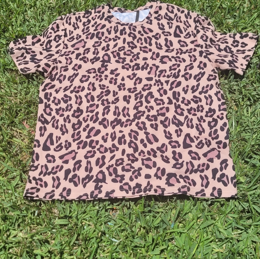 Giraffe patterned shirt. Size-large